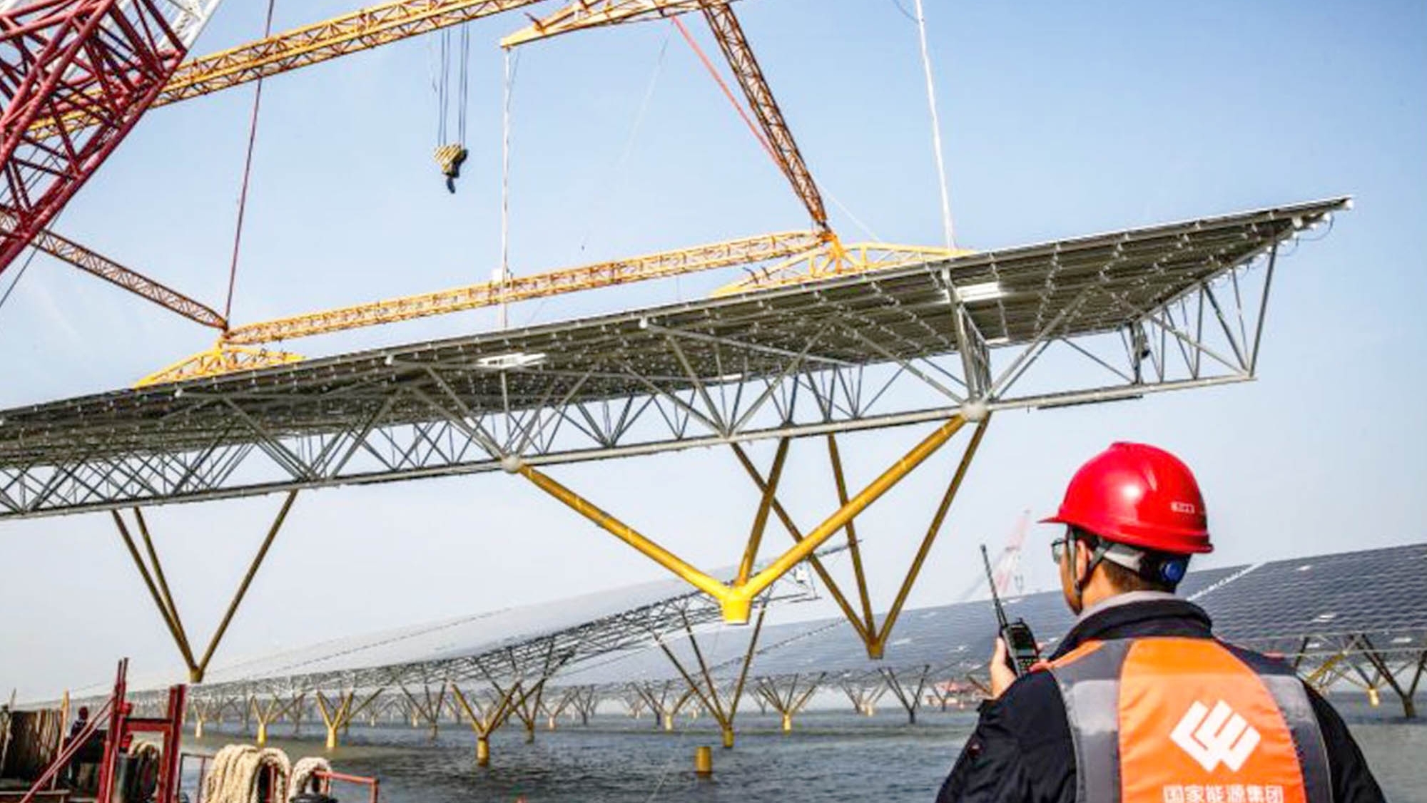 La planta de energía solar más grande del mundo, de las situadas en alta mar, arranca la producción de electricidad
