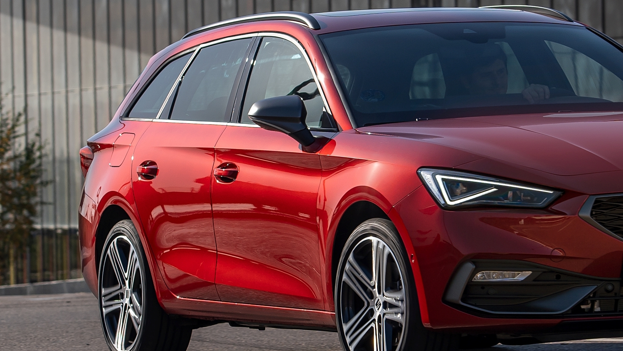 Los prejuicios no te dejan comprar este coche, pero es mejor que un SUV en casi todo, hace 130 km casi gratis y cuesta menos de lo que parece