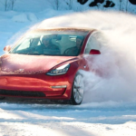 Un Tesla Model 3 humilla a un Toyota Corolla, a un Subaru WRX y a un Jeep Cherokee donde jamás esperarías encontrártelo