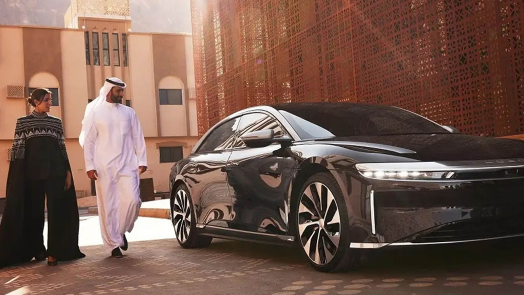 El país del petróleo utiliza un sistema híbrido de sol y viento para cargar coches eléctricos con energía renovable