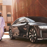El país del petróleo utiliza un sistema híbrido de sol y viento para cargar coches eléctricos con energía renovable