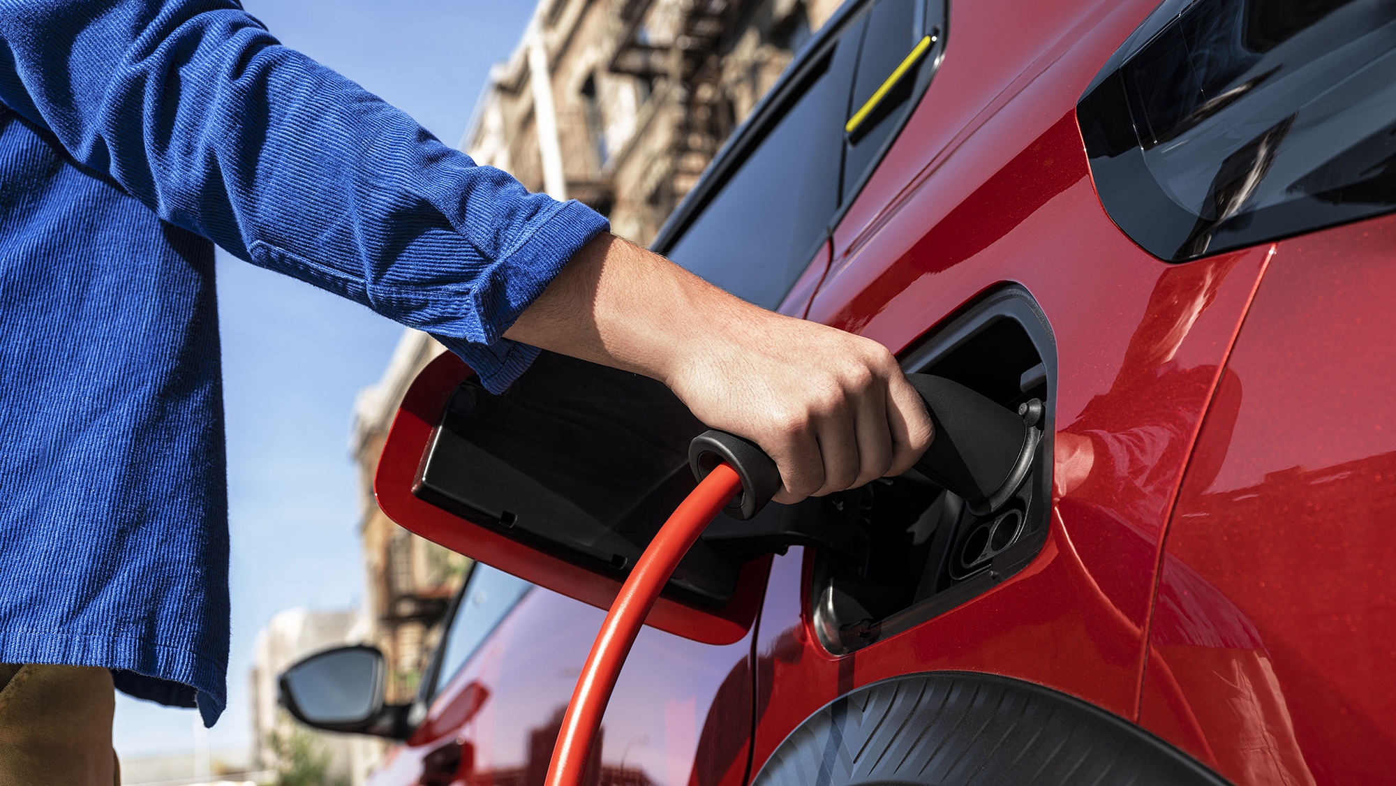 La OCU insta al PSOE a reactivar ya las las ayudas a la compra de vehículos eléctricos, paralizadas y con España a la cola de Europa