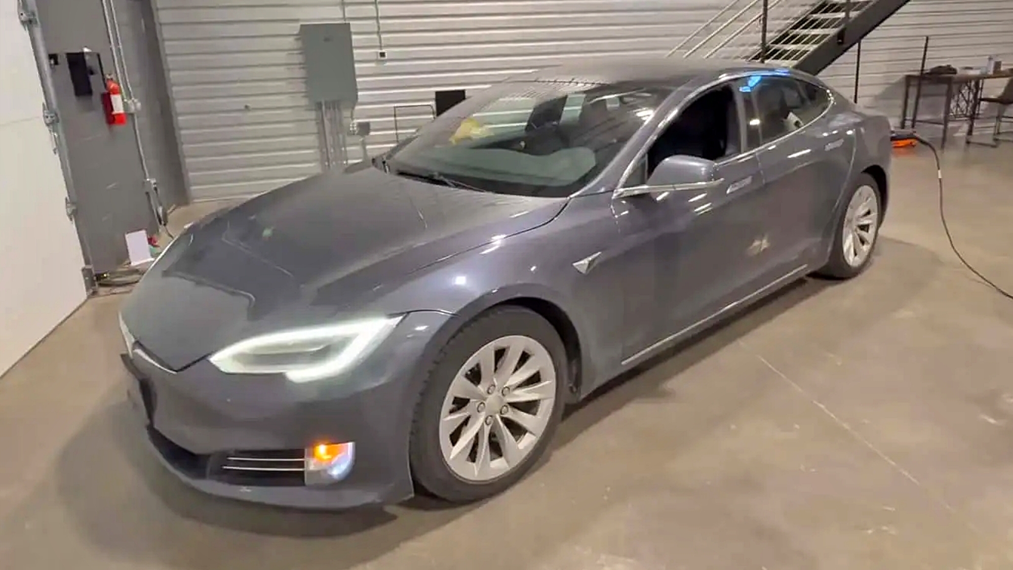 Fue el primer Tesla 'de verdad' y, aunque ahora cuesta sólo 9.000 € y tiene más de 400.000 km, su batería tiene una degradación sorprendente