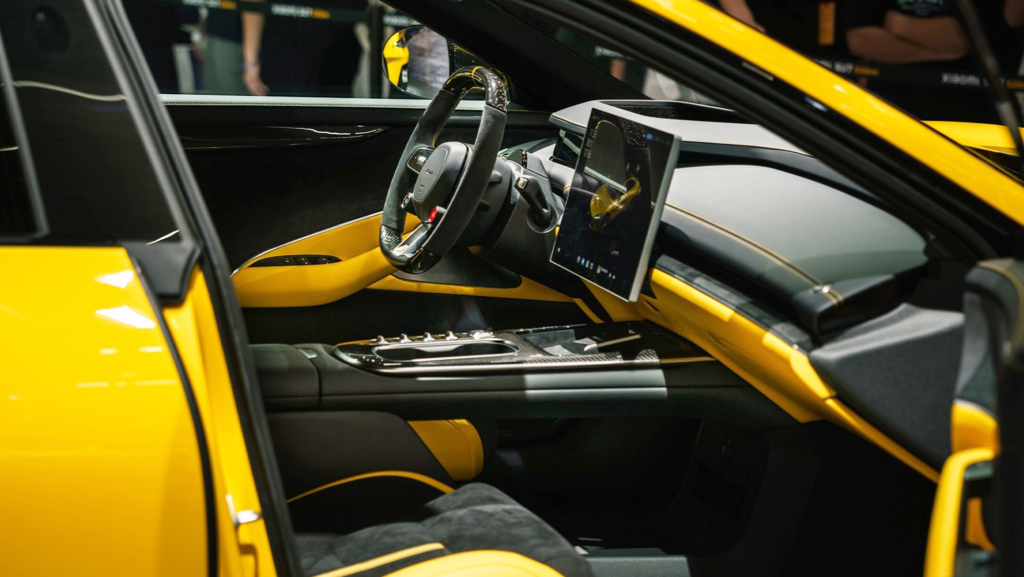 Este coche eléctrico chino, que planta cara al Tesla Model S Plaid, anuncia sus primeras entregas