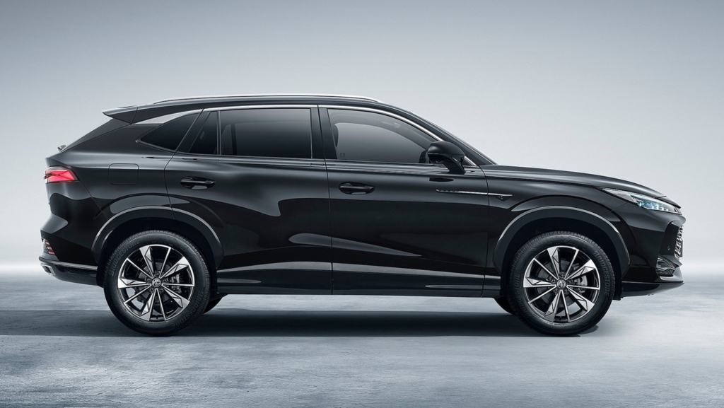 Tiene tamaño de Toyota RAV4 y Ford Kuga, pero es el SUV híbrido más barato con etiqueta Cero y anuncia un consumo ridículo