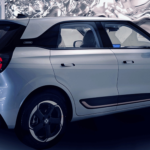 Este pequeño coche eléctrico poco conocido en España con 340 kilómetros de autonomía suma un nuevo y atractivo color plateado
