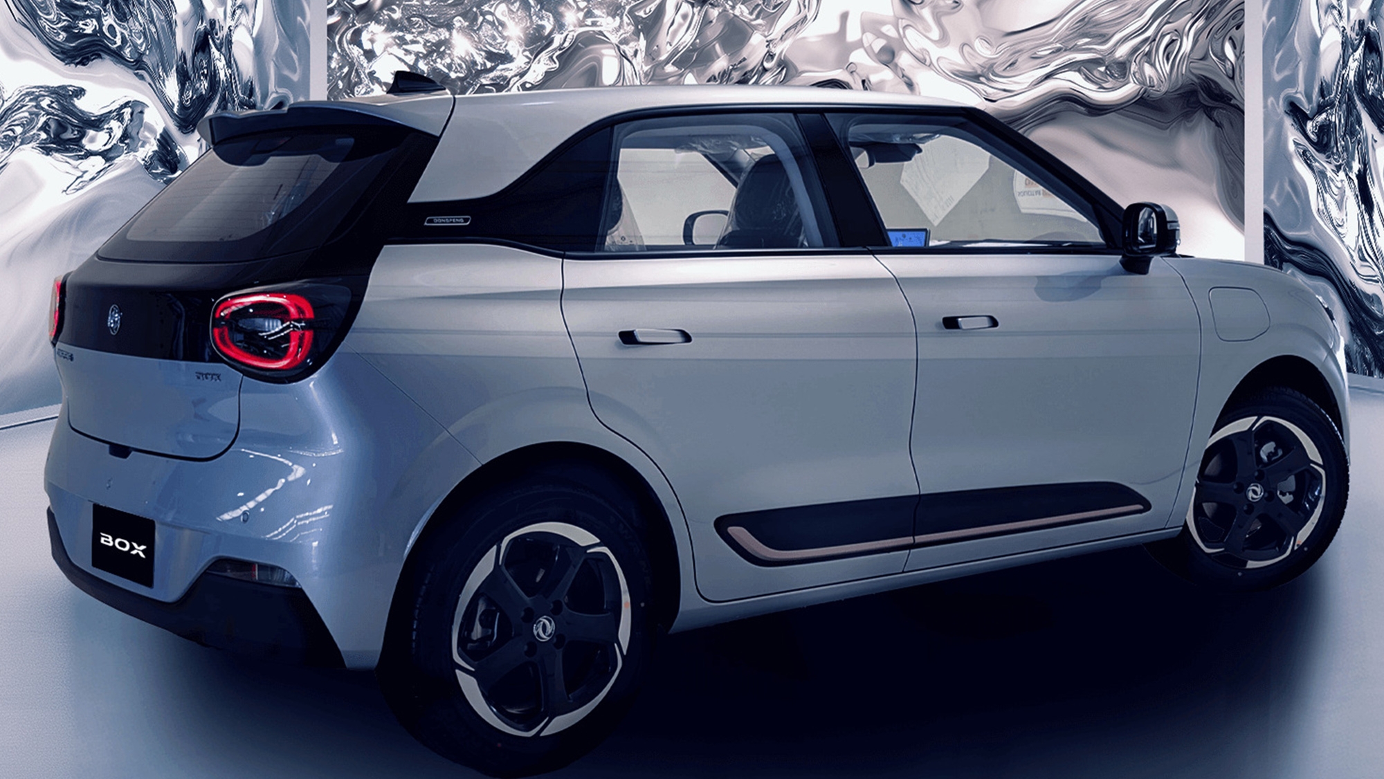 Este pequeño coche eléctrico poco conocido en España con 340 kilómetros de autonomía suma un nuevo y atractivo color plateado