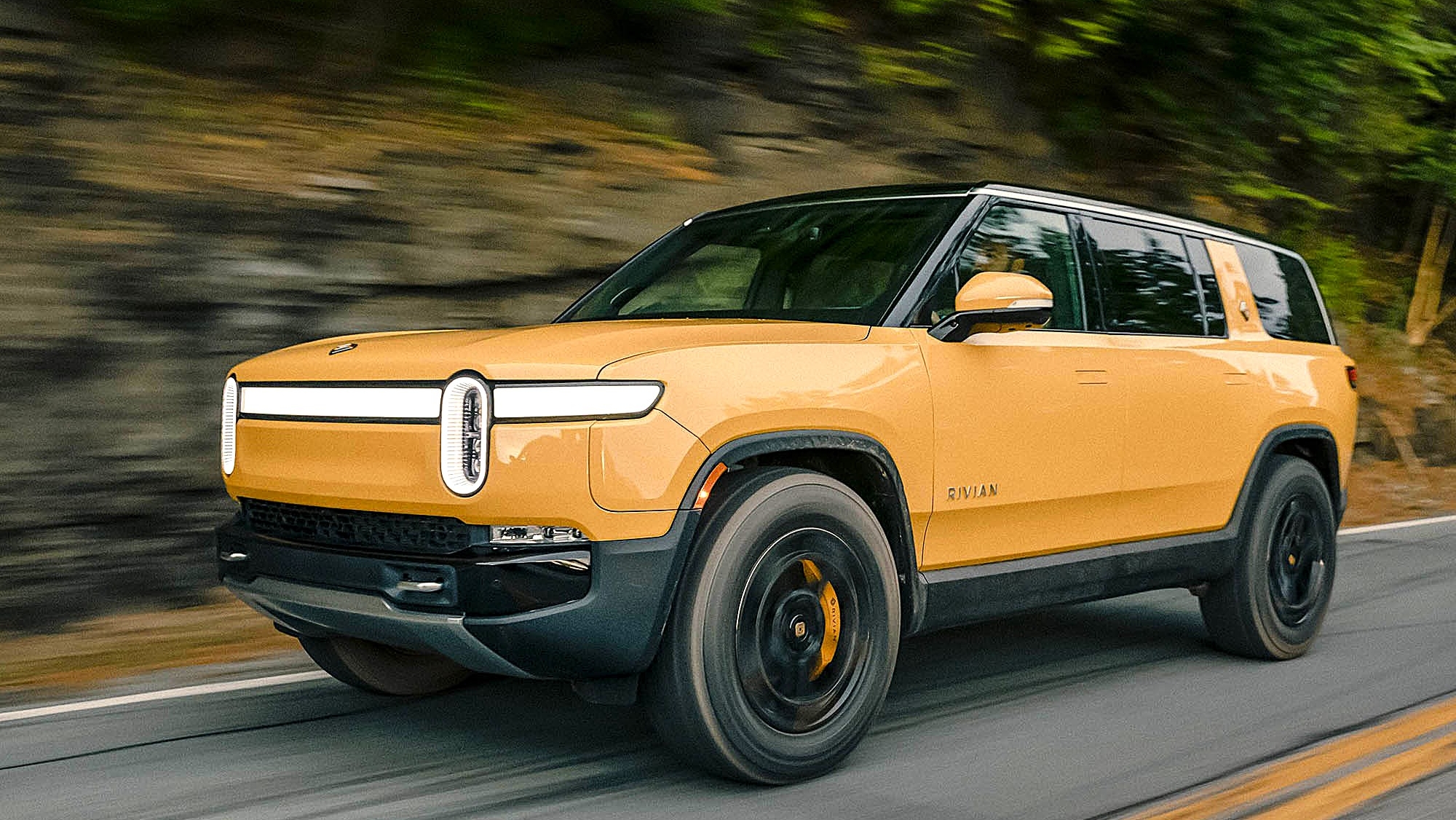 Los usuarios votan, como mejores coches eléctricos, a los BMW y Rivian. Tesla, fuera de los primeros puestos