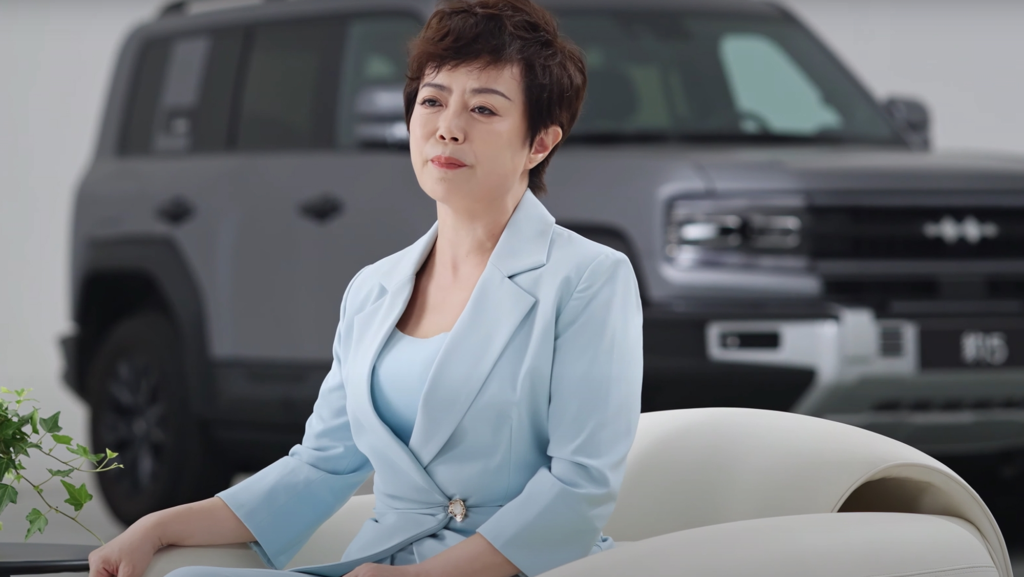 La vicepresidenta de BYD, Stella Li, habla de unir fuerzas con Tesla y Elon Musk, ante una Europa muy débil