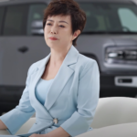La vicepresidenta de BYD, Stella Li, habla de unir fuerzas con Tesla y Elon Musk, ante una Europa muy débil