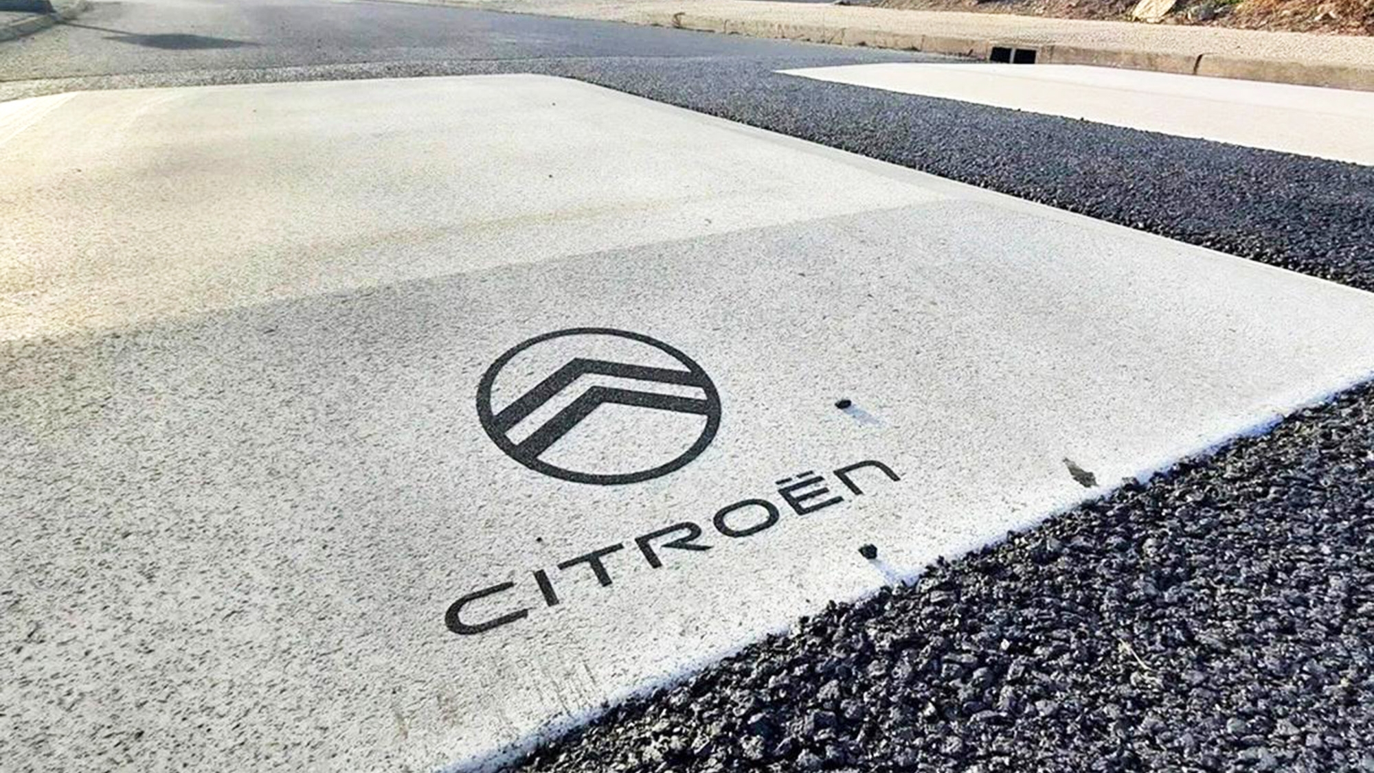 Lo nunca visto: Citroën 'patrocina' unos badenes por 10.000 euros y el motivo es de lo más lógico