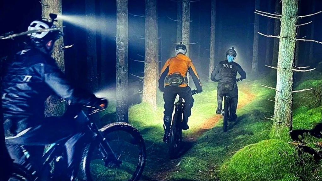 Esta luz para bicicleta es tan brutal que hasta un popular ciclista se ha quedado impactado