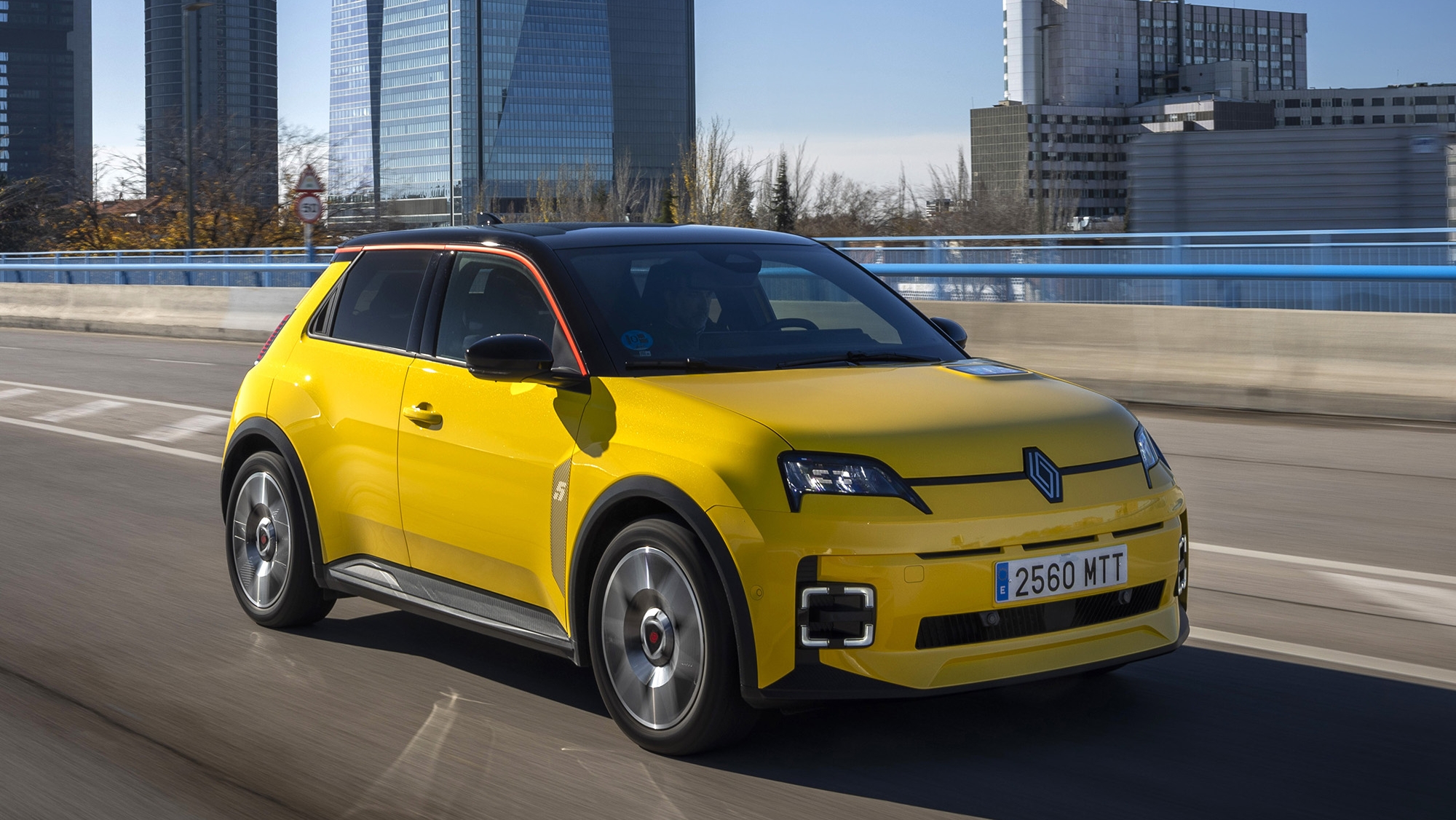 No es el Plan MOVES pero, con los CAE, Renault, KIA o BMW ofrecen hasta 900 euros de ayuda a la compra de coches eléctricos