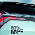 KIA le lanza un dardo a Elon Musk y se burla en Instagram de la caída de ventas de Tesla