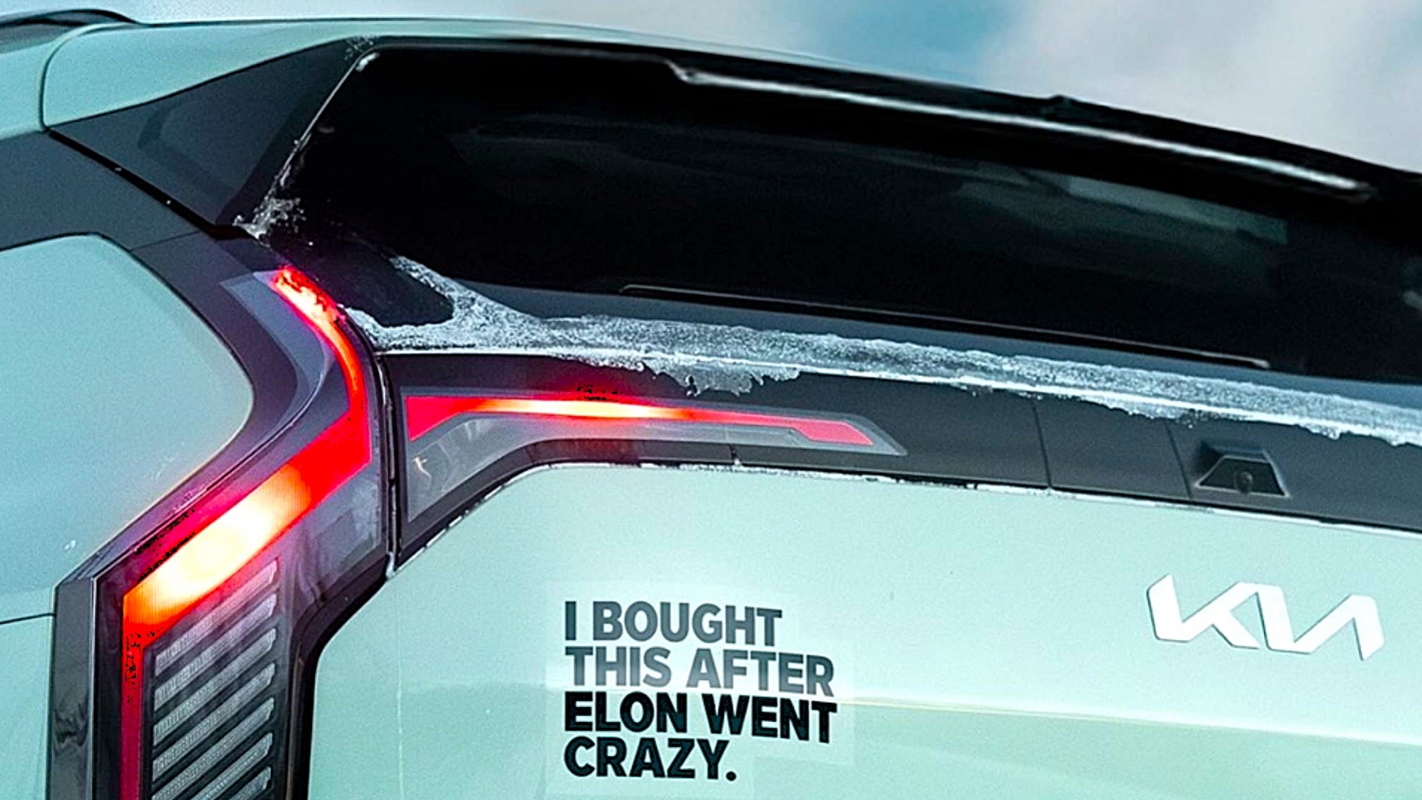 KIA le lanza un dardo a Elon Musk y se burla en Instagram de la caída de ventas de Tesla