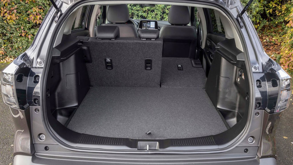 Este coche híbrido japonés de aspiraciones todoterreno es muy práctico y utiliza tres baterías