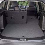 Este coche híbrido japonés de aspiraciones todoterreno es muy práctico y utiliza tres baterías