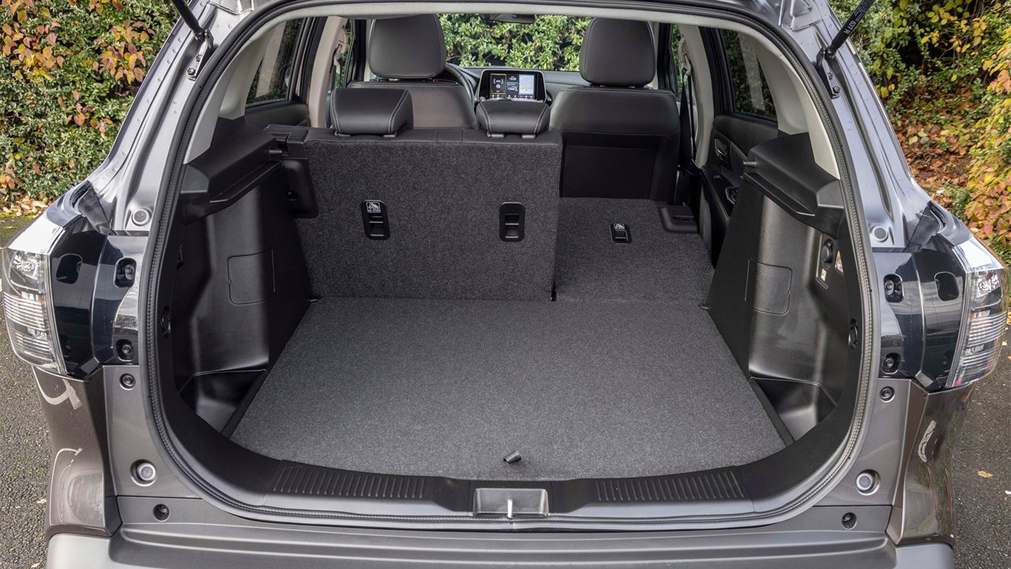 Este coche híbrido japonés de aspiraciones todoterreno es muy práctico y utiliza tres baterías