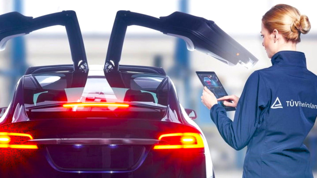 Acaba de venderle un Tesla a Donald Trump, pero Elon Musk también ha fabricado el coche eléctrico que más fallos da en las ITV