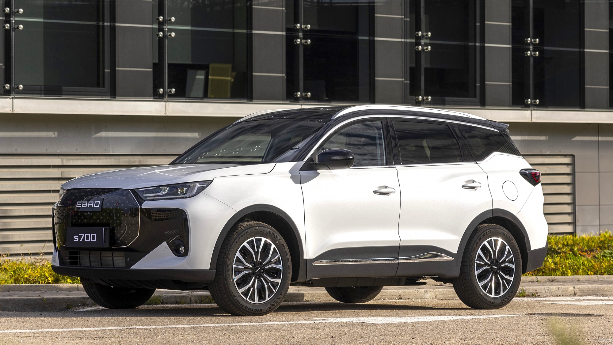 El primer SUV híbrido enchufable de EBRO tiene 347 CV, 1.200 km de autonomía y cuesta 4.000 euros menos que un Toyota RAV4 PHEV