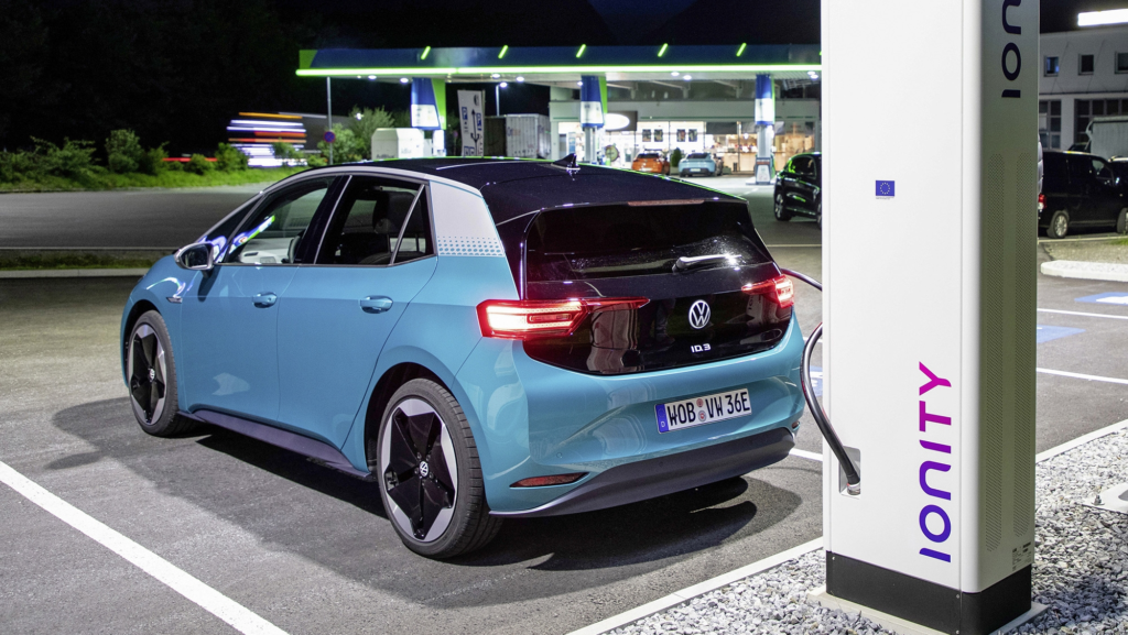 El Gobierno sigue presionado por su "incapacidad" para aprobar las ayudas a la compra de coches eléctricos