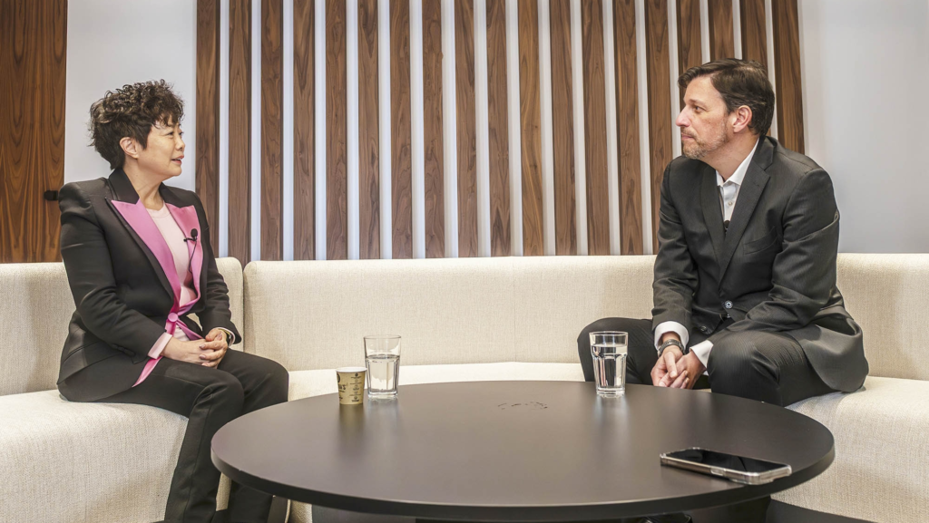 La vicepresidenta de BYD visita España, "un mercado estratégico" para la transición al vehículo eléctrico