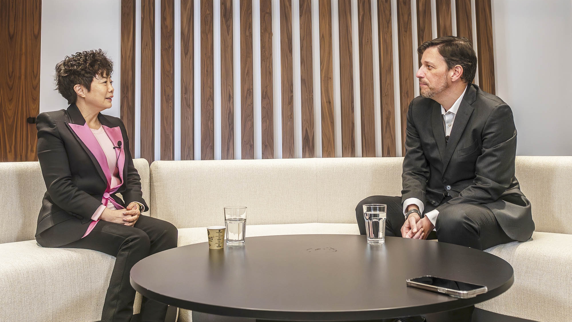 La vicepresidenta de BYD visita España, "un mercado estratégico" para la transición al vehículo eléctrico