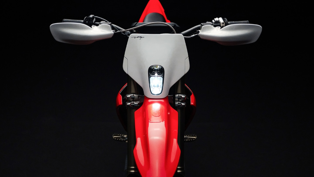 La popular y potente moto eléctrica de un fabricante con sede en España estrenará una versión supermotard matriculable