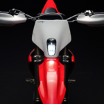 La popular y potente moto eléctrica de un fabricante con sede en España estrenará una versión supermotard matriculable