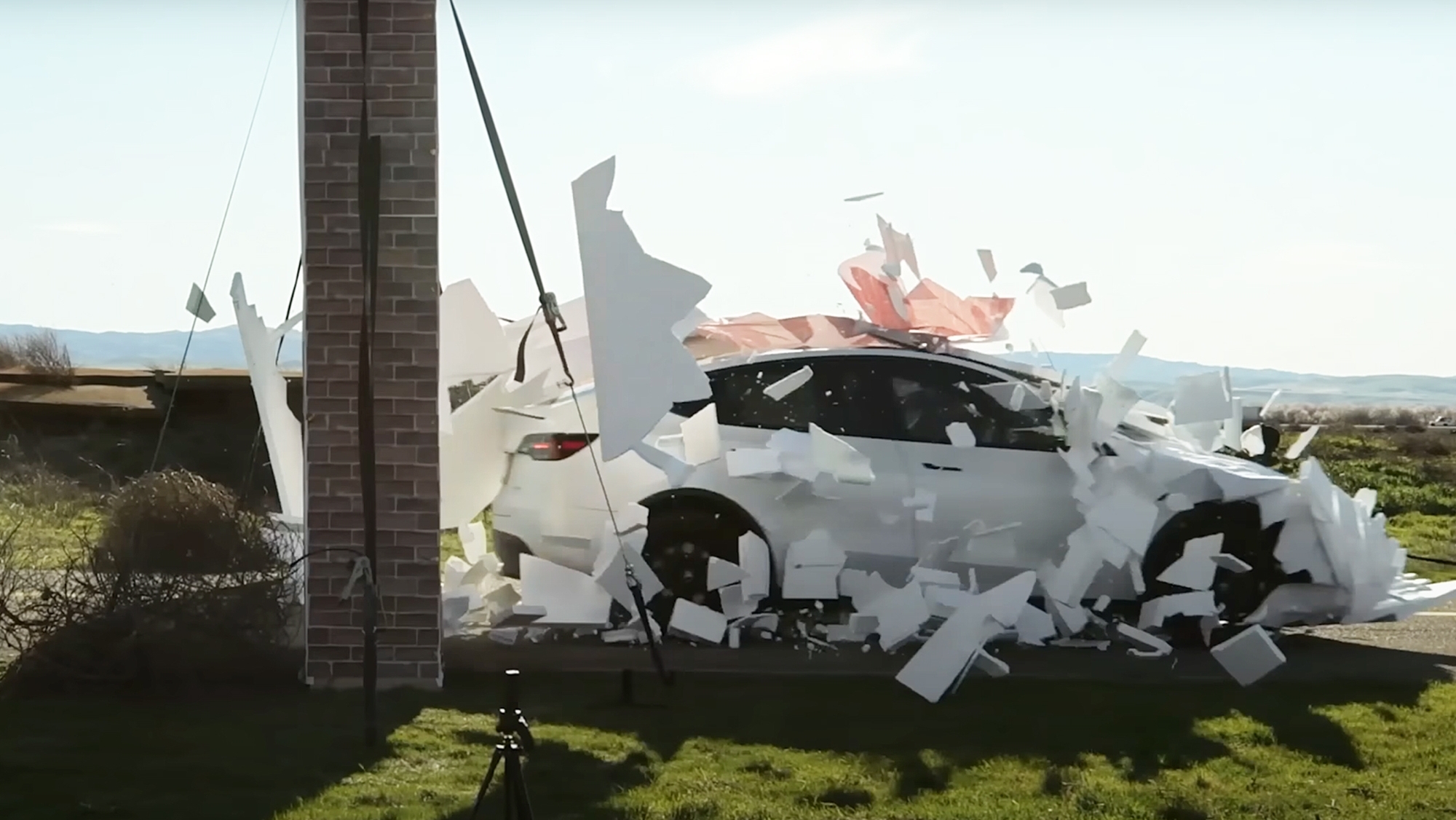 Este Tesla Model Y fue 'engañado' por una falsa pared y se estrelló, pero ahora el creador del vídeo puede ser acusado de fraude