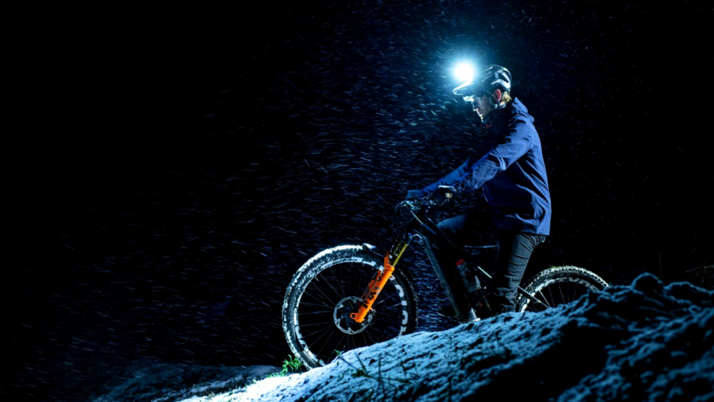 Este conocido corredor sueco nos da unos consejos para rodar de noche con una bicicleta eléctrica