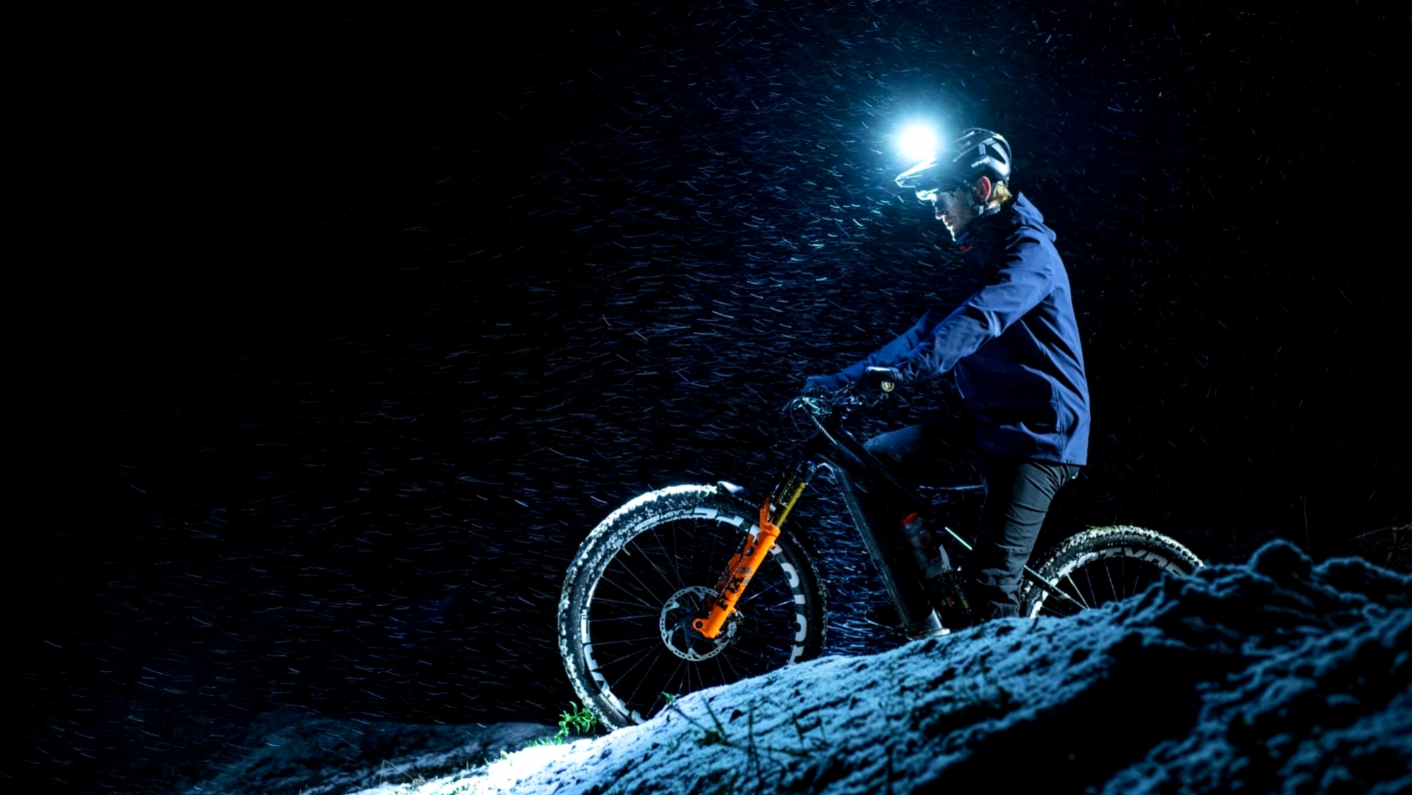 Este conocido corredor sueco nos da unos consejos para rodar de noche con una bicicleta eléctrica