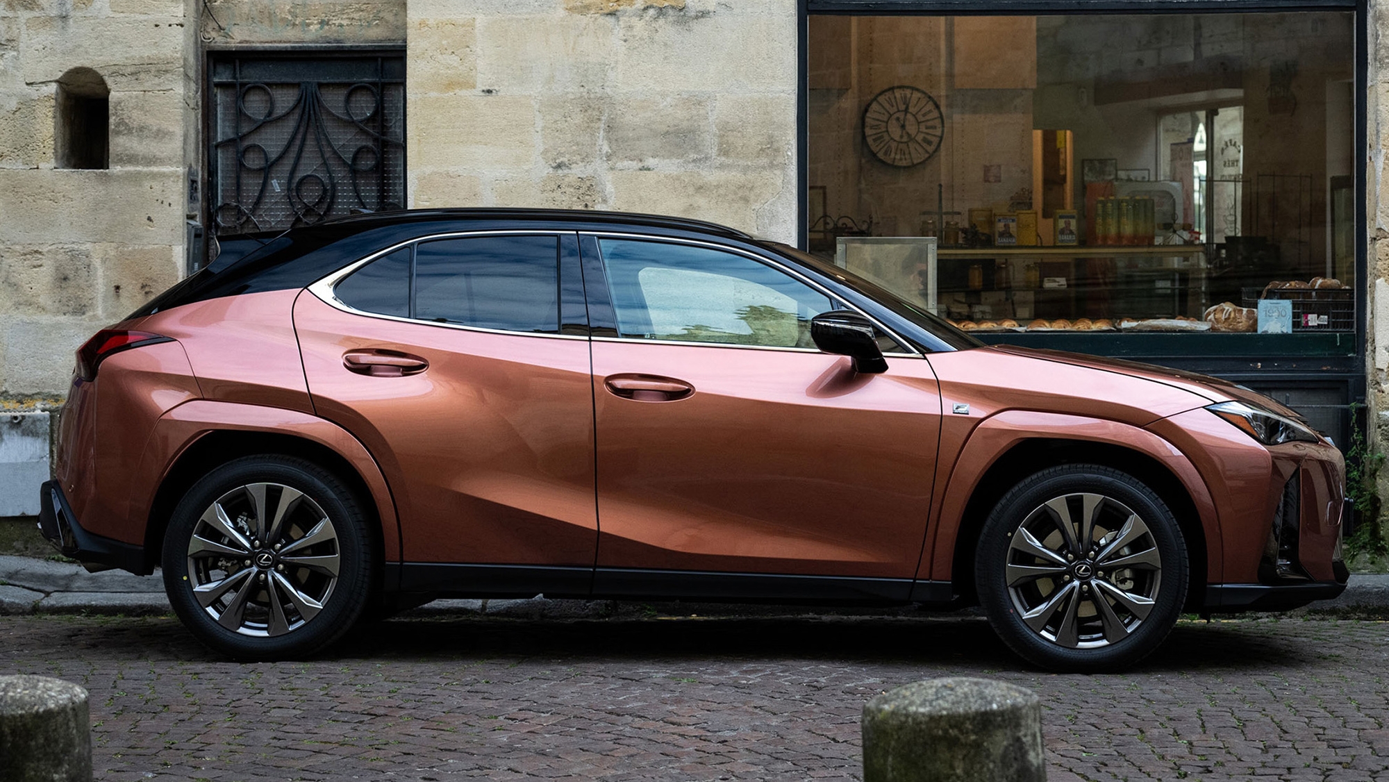 Este SUV híbrido de la marca 'hermana' de un fabricante que visita poco el taller mecánico destaca por ofrecer unos acabados prémium y un consumo bajo