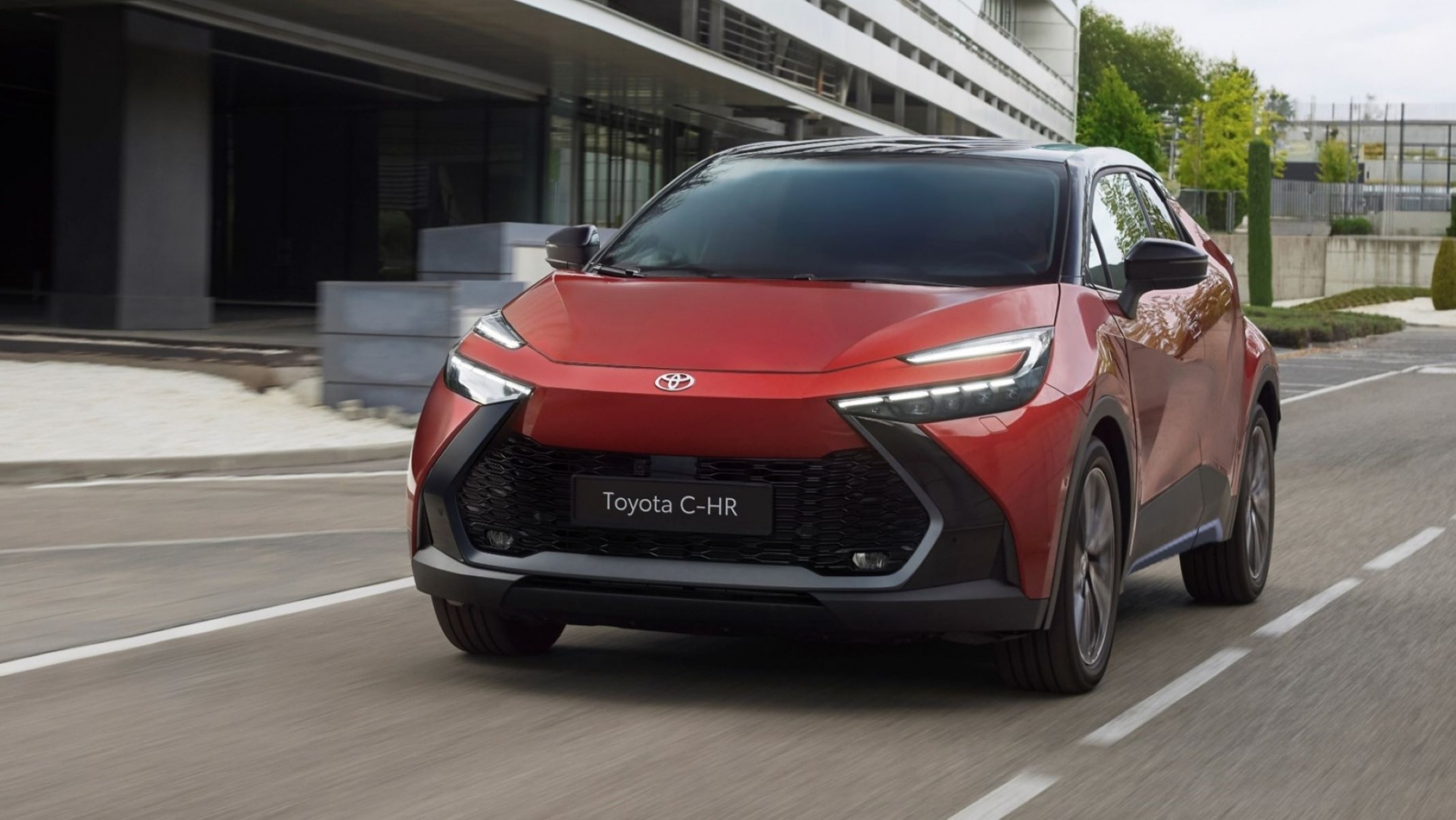 El SUV híbrido enchufable más vendido en España cuenta con una buena oferta, es un Toyota y se ha actualizado cambiando hasta su nombre