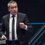 Luca de Meo deja de ser CEO de la división dedicada a coches eléctricos de Renault, quien ya tiene sustituto