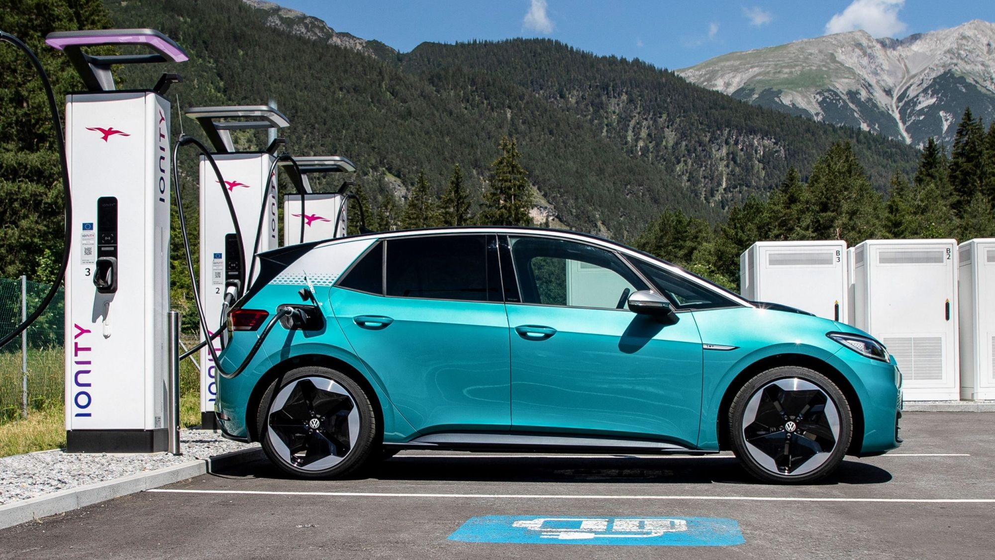 Las ayudas a la compra de coches eléctricos, "solución urgente" según AEDIVE a la "asfixiante situación del sector"