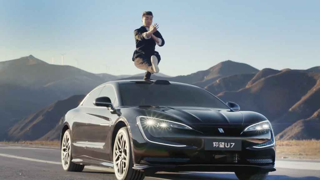 BYD tiene el coche híbrido más cómodo del mundo porque puedes hacer Kung Fu sobre el techo