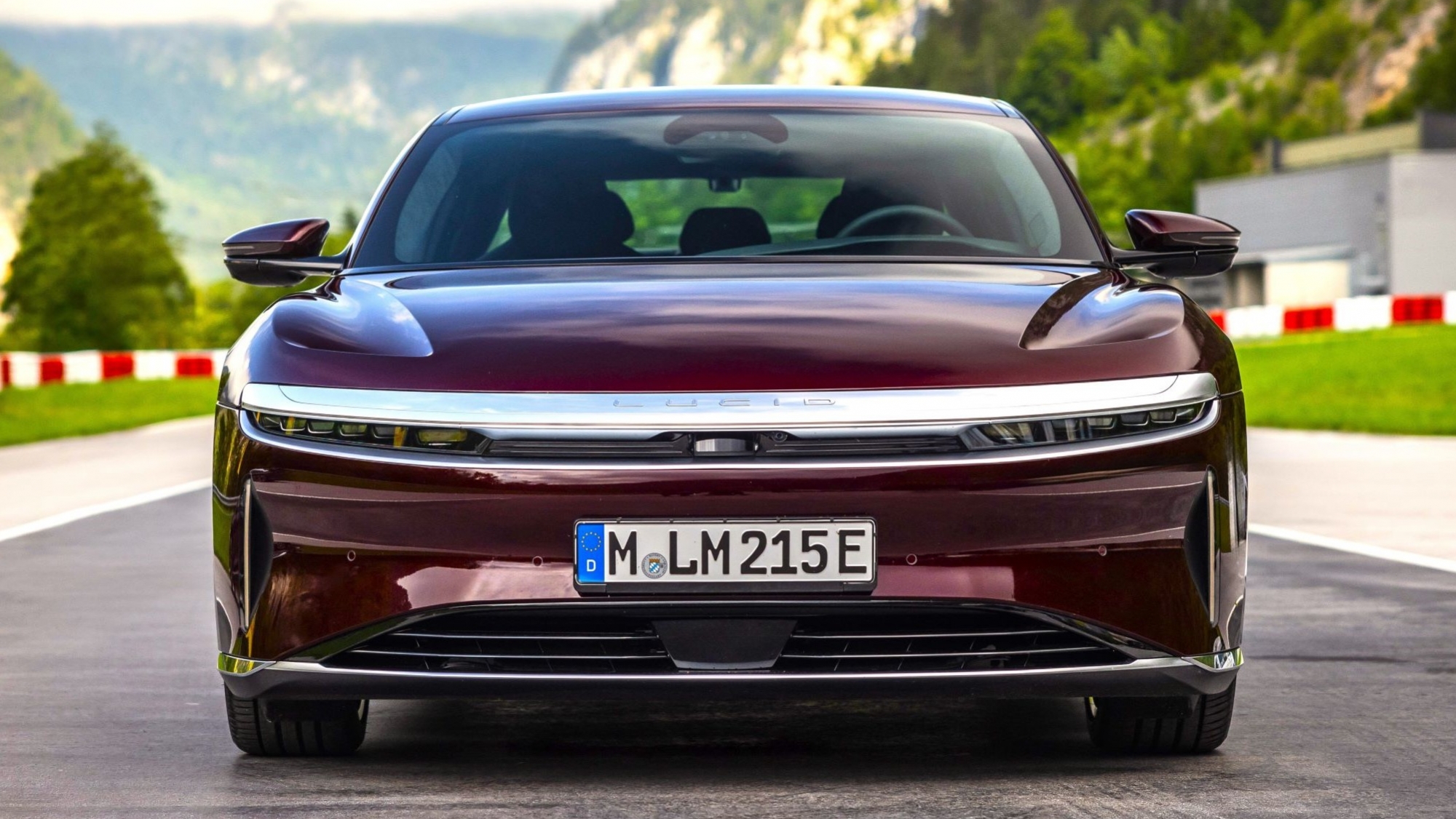 La llamada a revisión más sorprendente afecta al coche eléctrico más eficiente del mundo y a sus alfombrillas