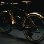Esta nueva bicicleta eléctrica está inspirada en una moto del año 1905 y, además, tiene dos motores