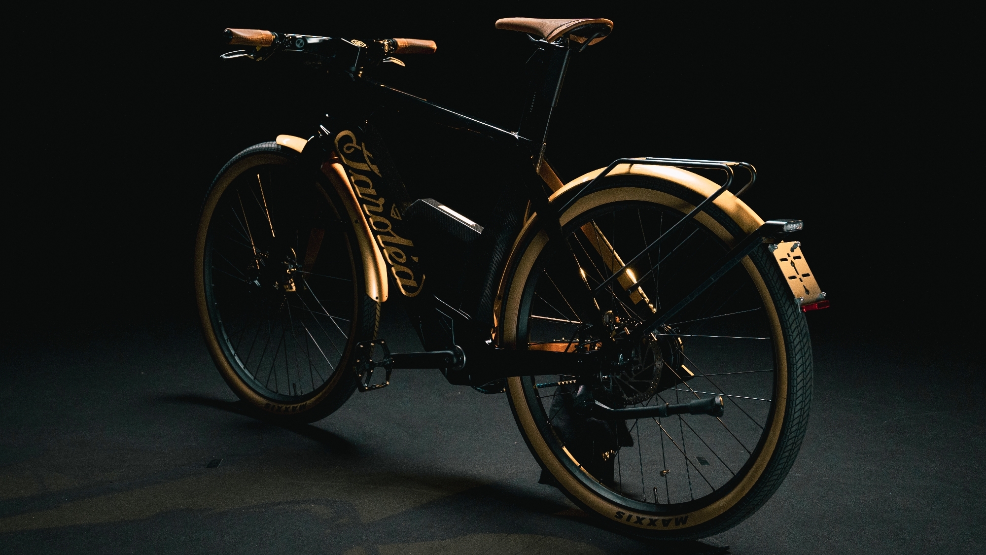 Esta nueva bicicleta eléctrica está inspirada en una moto del año 1905 y, además, tiene dos motores