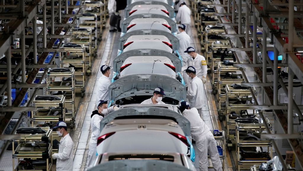 Este fabricante que no es chino ya produce coches eléctricos con menos personas y más robots , porque quiere recudir costes