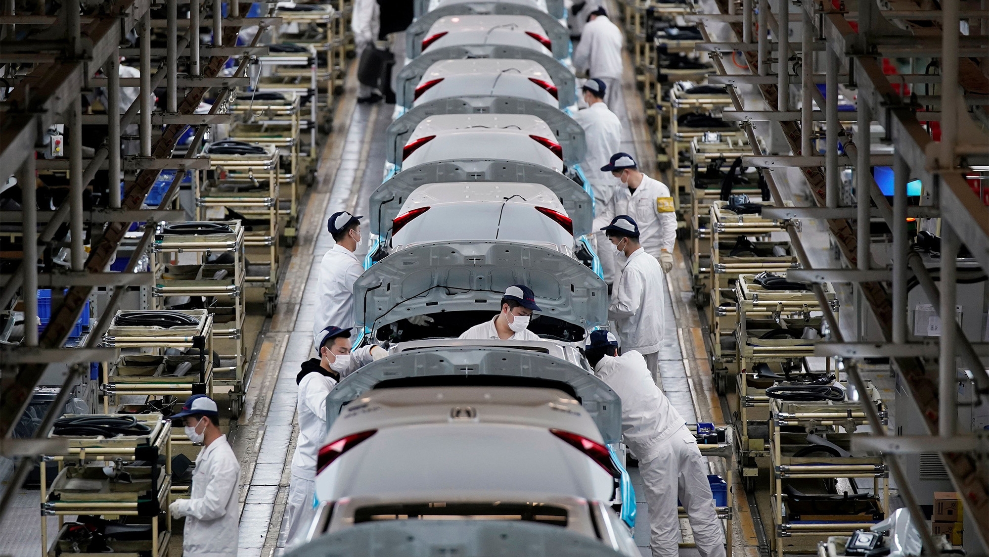 Este fabricante que no es chino ya produce coches eléctricos con menos personas y más robots , porque quiere recudir costes
