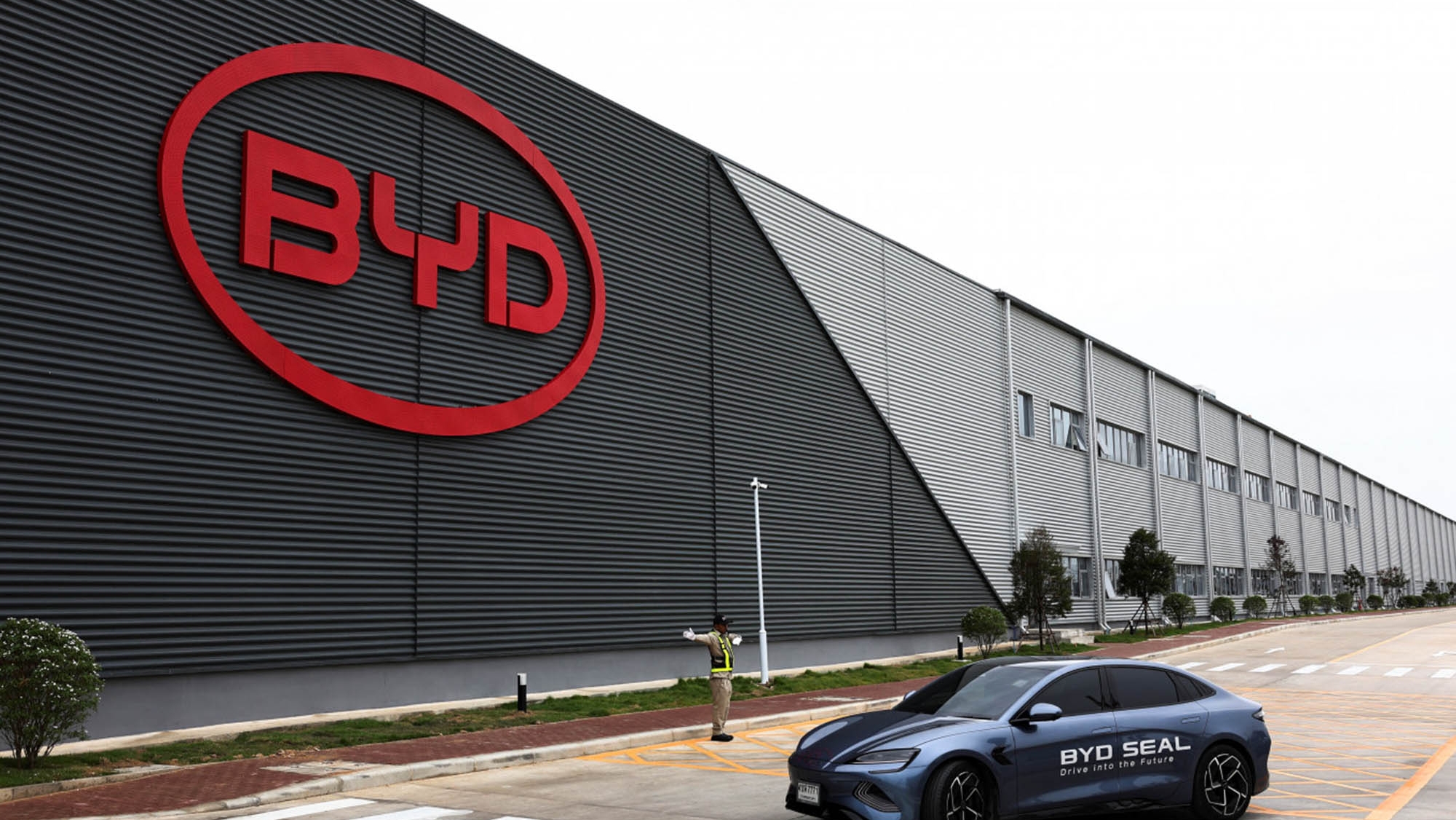 BYD va a por todas: podría levantar su tercera fábrica de coches eléctricos en Europa para evitar los aranceles de la UE
