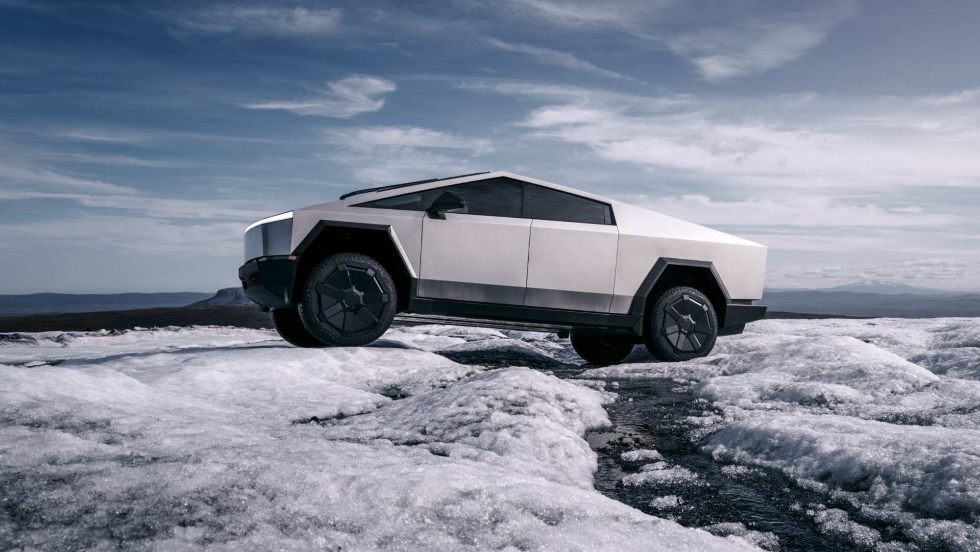 El Tesla Cybertruck barato ya es realidad y es el que más lejos llega (aunque no hasta Europa)