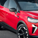 No es un Renault Captur, pero este SUV es su hermano gemelo, con el mismo eficiente motor híbrido de 143 CV, y fabricado en España