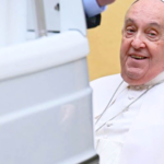 Muere el Papa Francisco, un pontífice 'revolucionario' incluso con la movilidad, el primero en montarse en un Papamóvil eléctrico