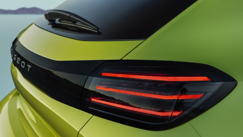 Fabricado en Zaragoza, es el coche eléctrico más eficiente de Peugeot, su autonomía ha sido mejorada y cuesta desde 19.800 euros