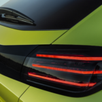 Fabricado en Zaragoza, es el coche eléctrico más eficiente de Peugeot, su autonomía ha sido mejorada y cuesta desde 19.800 euros