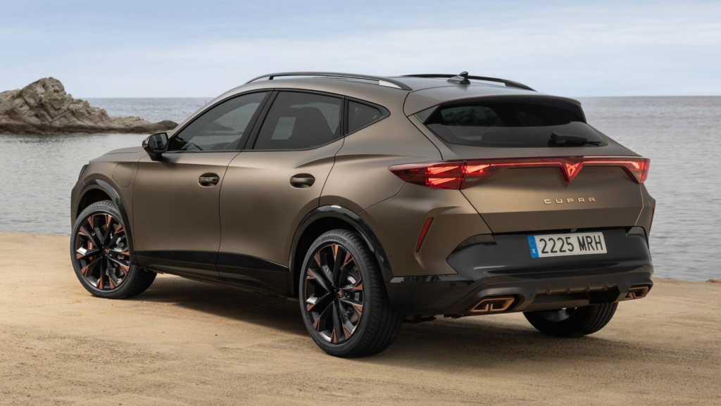 Práctico y deportivo, este coche 'made in Spain' es uno de los híbridos enchufables más vendidos: estas son sus características y precio