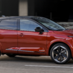 El mercado del automóvil cierra marzo en positivo, y los coches eléctricos e híbridos son los que más crecen en matriculaciones